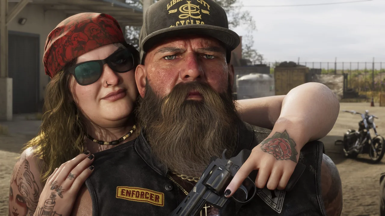 Une femme enlace un motard barbu par-derrière et montre le revolver qu’elle tient, capture officielle de GTA VI