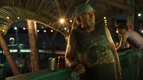 Brian Heder accoudé à une terrasse de nuit, sous les palmiers, visuel officiel Rockstar Games