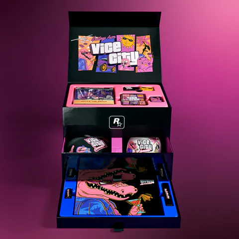 Le coffret collector ouvert : un couvercle illustré « Greetings from Vice City », des compartiments et deux tiroirs remplis des objets, photo officielle