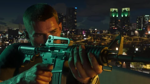 Jason vise avec une carabine de silhouette AR devant la skyline de Vice City, de nuit (capture officielle)