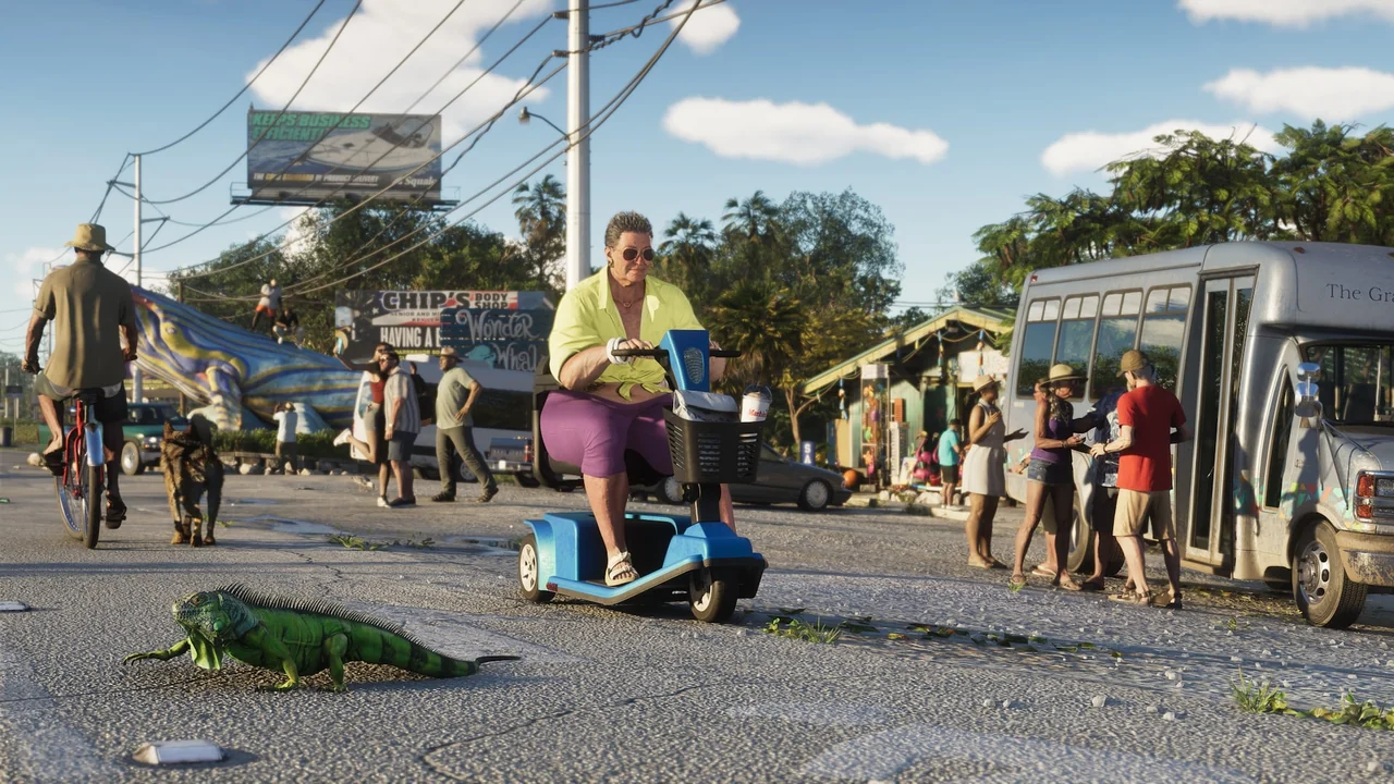 Un iguane traverse la route devant un scooter de mobilité, des passants et un minibus derrière, capture officielle de GTA VI