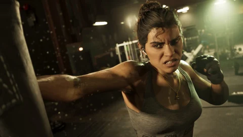 Lucia, gants aux poings, frappe un sac de boxe dans une salle de sport, capture officielle Rockstar Games