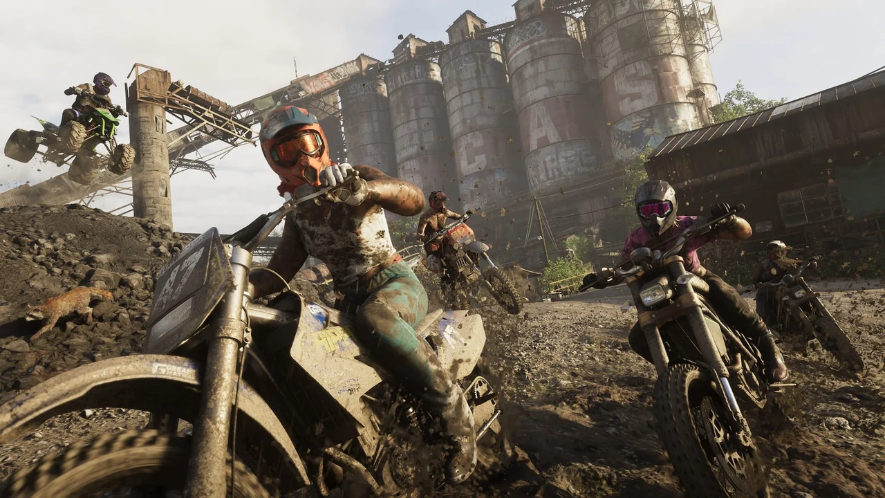 Motos tout-terrain lancées dans la boue devant de vieux silos, capture officielle de GTA VI