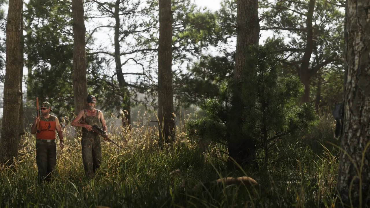 Deux chasseurs en tenue de camouflage avancent dans une forêt de pins, capture officielle de GTA VI