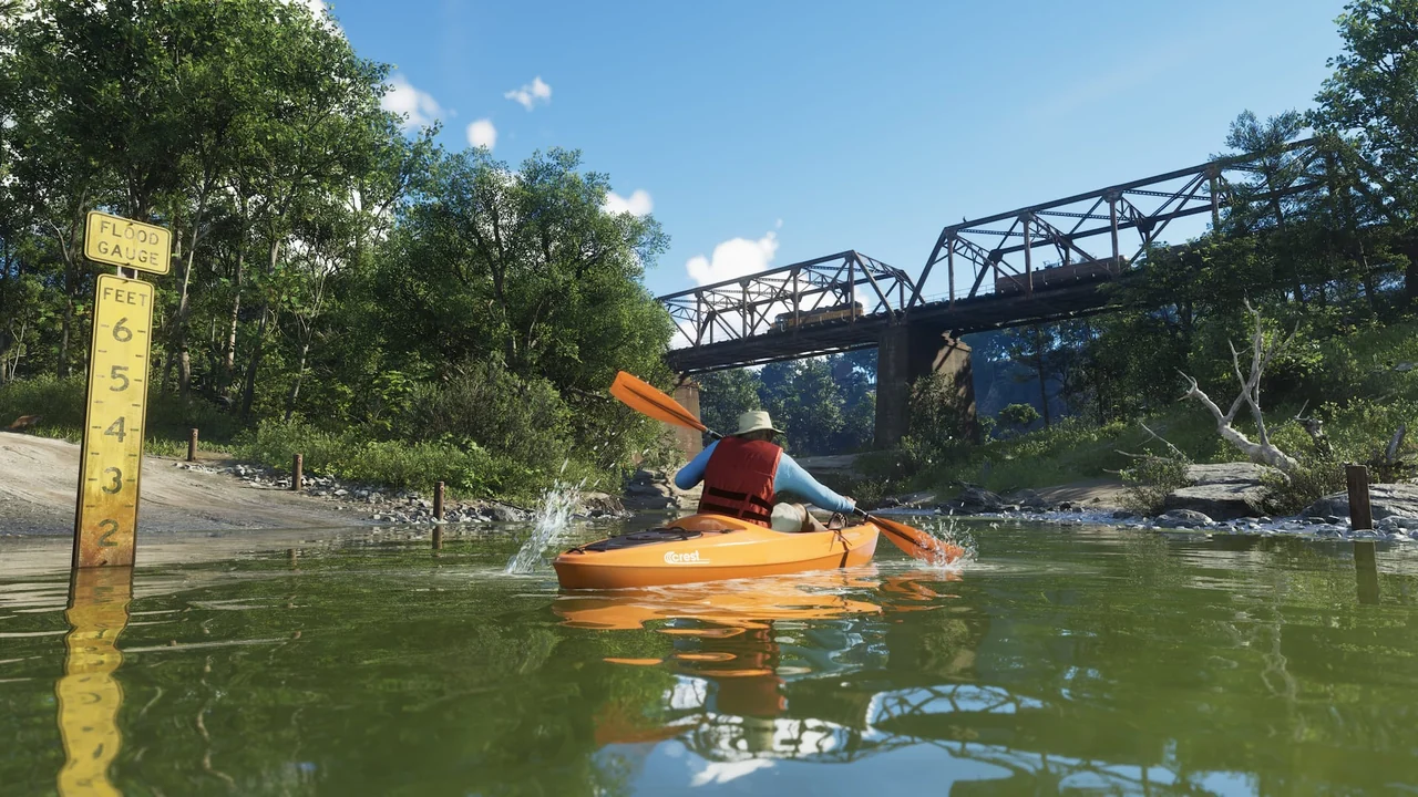 Une personne en gilet de sauvetage pagaie en kayak vers un pont de chemin de fer, près d’une échelle de crue, capture officielle de GTA VI
