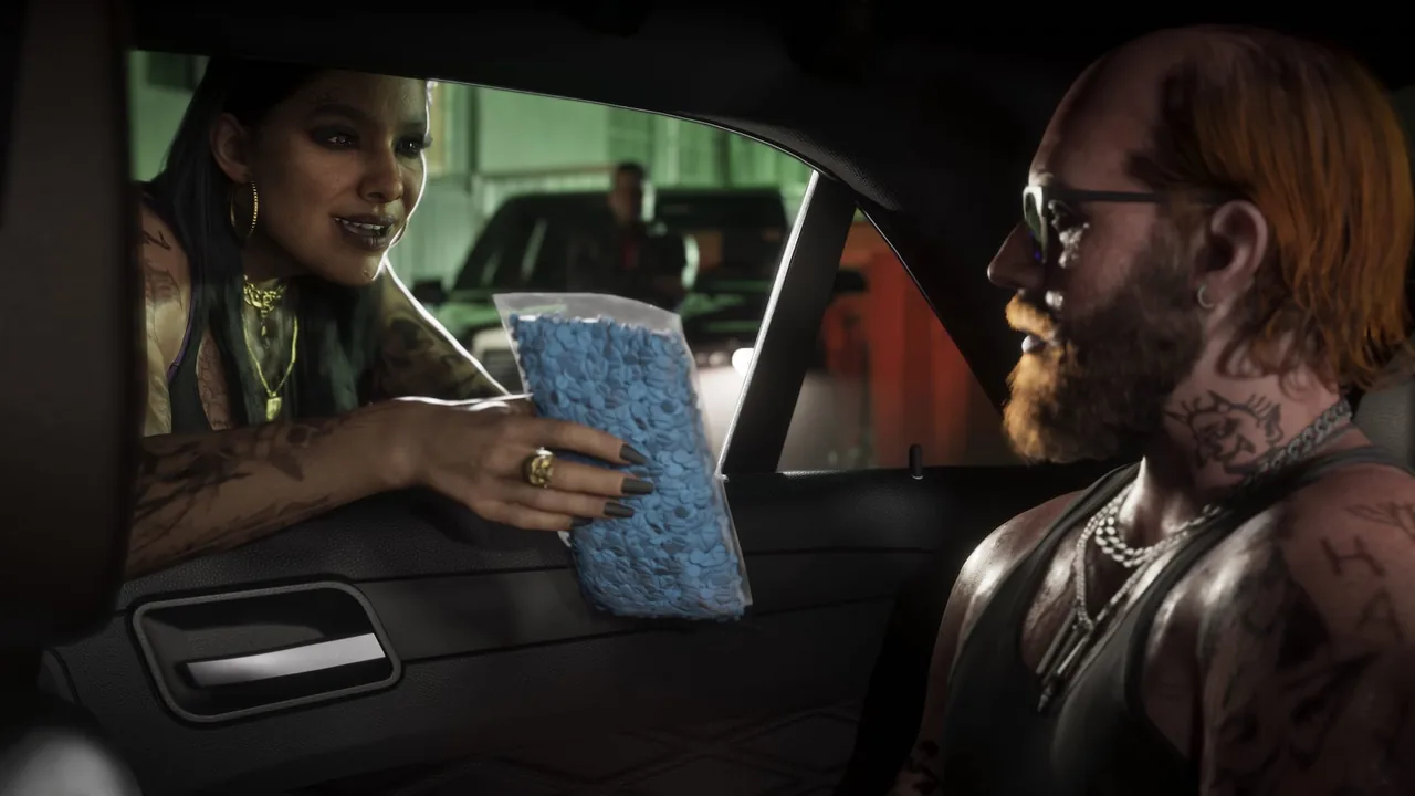 Une femme penchée à la vitre d’une voiture tend un sachet à l’homme assis à l’arrière, capture officielle de GTA VI