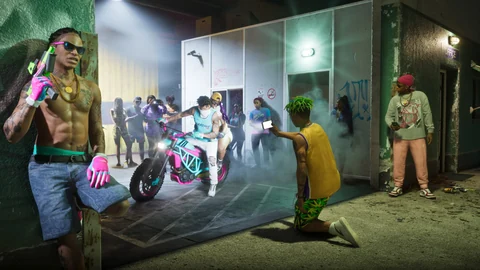 Le repaire des PTT Youngin$ à Southside, de nuit : une moto tout-terrain rose et turquoise fume devant un local tagué « PTT », une petite foule filme au téléphone, capture officielle de GTA VI