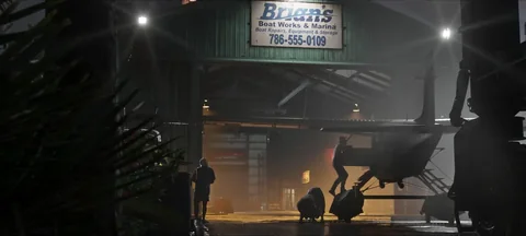 Atelier de Brian de nuit, avec l’enseigne Brian’s Boat Works & Marina lisible au-dessus de la porte, second trailer de GTA VI vers 01:25.