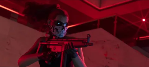 Lucia masquée tient un pistolet-mitrailleur dans une pièce éclairée en rouge, photogramme du Trailer 2 vers 1:15