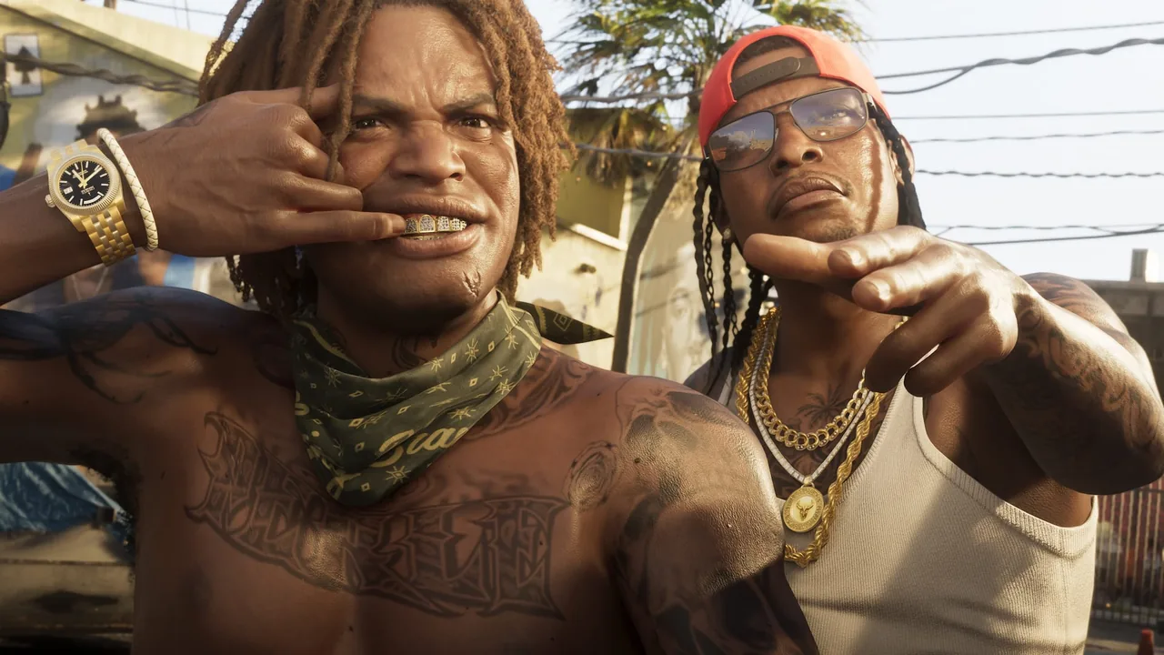 Deux hommes posent face à l’objectif, l’un montre ses dents serties d’or, l’autre pointe le doigt, capture officielle de GTA VI