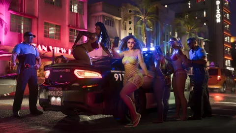 Buffalo STX de Vice Beach Police entourée de policiers et de passantes devant l’Ocean View Hotel, visuel officiel Rockstar Games