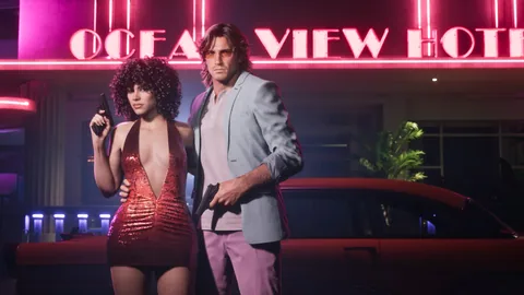 Jason et Lucia, pistolet en main, devant l’Ocean View Hotel et la Vapid Stanier ’55, capture officielle du Pack Vintage Vice City