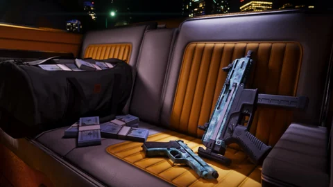 PM moderne à crosse rabattue et pistolet turquoise sur la banquette d’une voiture, près de billets.